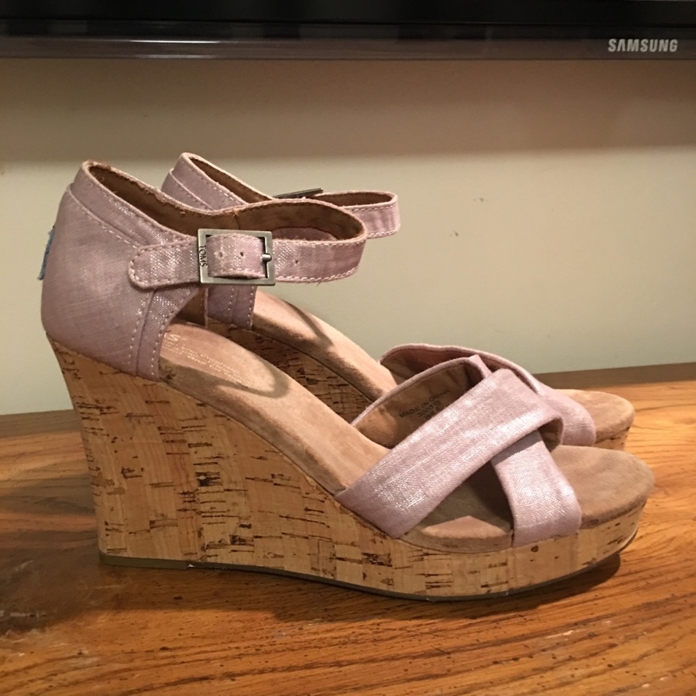 TOMS NWOT shimmering lavender wedges